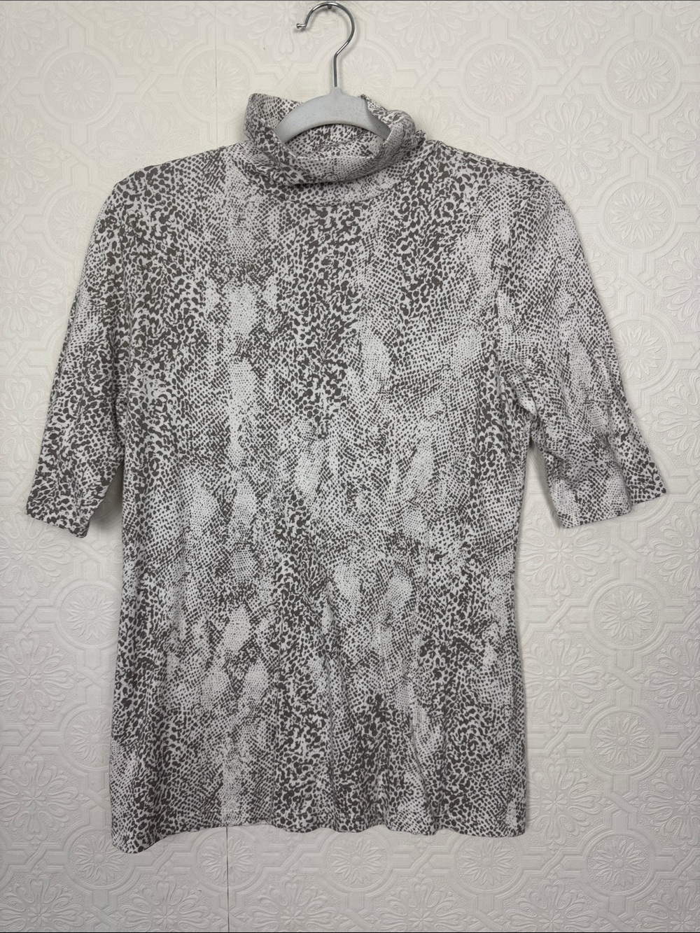 Ann Taylor Gray Animal Print Turtleneck‎ Top Women’s Medium Soft Stretch Knit